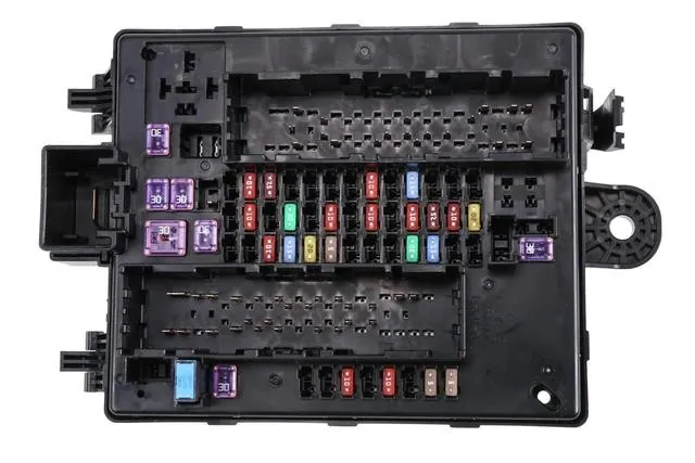 4.3.7. Caja de fusibles (habitáculo y compartimento del motor)